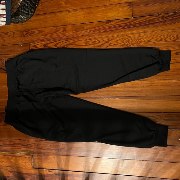 Koi & Beyond 24/7 Ravi 10-Pocket Cargo Jogger Scrub Pants Size Medium in Black - Picture 2 of 5